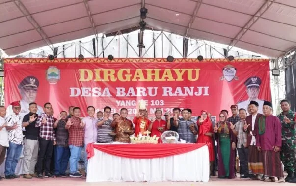 Heboh Oknum KAUR Keuangan Desa Baru Ranji Selingkuhi Istri Orang, Dilabrak Suami Saat Bagi Beras di Balai Desa