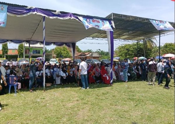 Membludak, Ribuan Masyarakat Bengkunat Hadiri Kampanye Terbuka Sefti-Ade