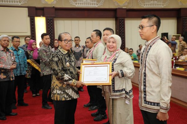 Penutupan PKN Tingkat II Angkatan XIX, Samsudin Beri Penghargaan 5 Peserta Terbaik