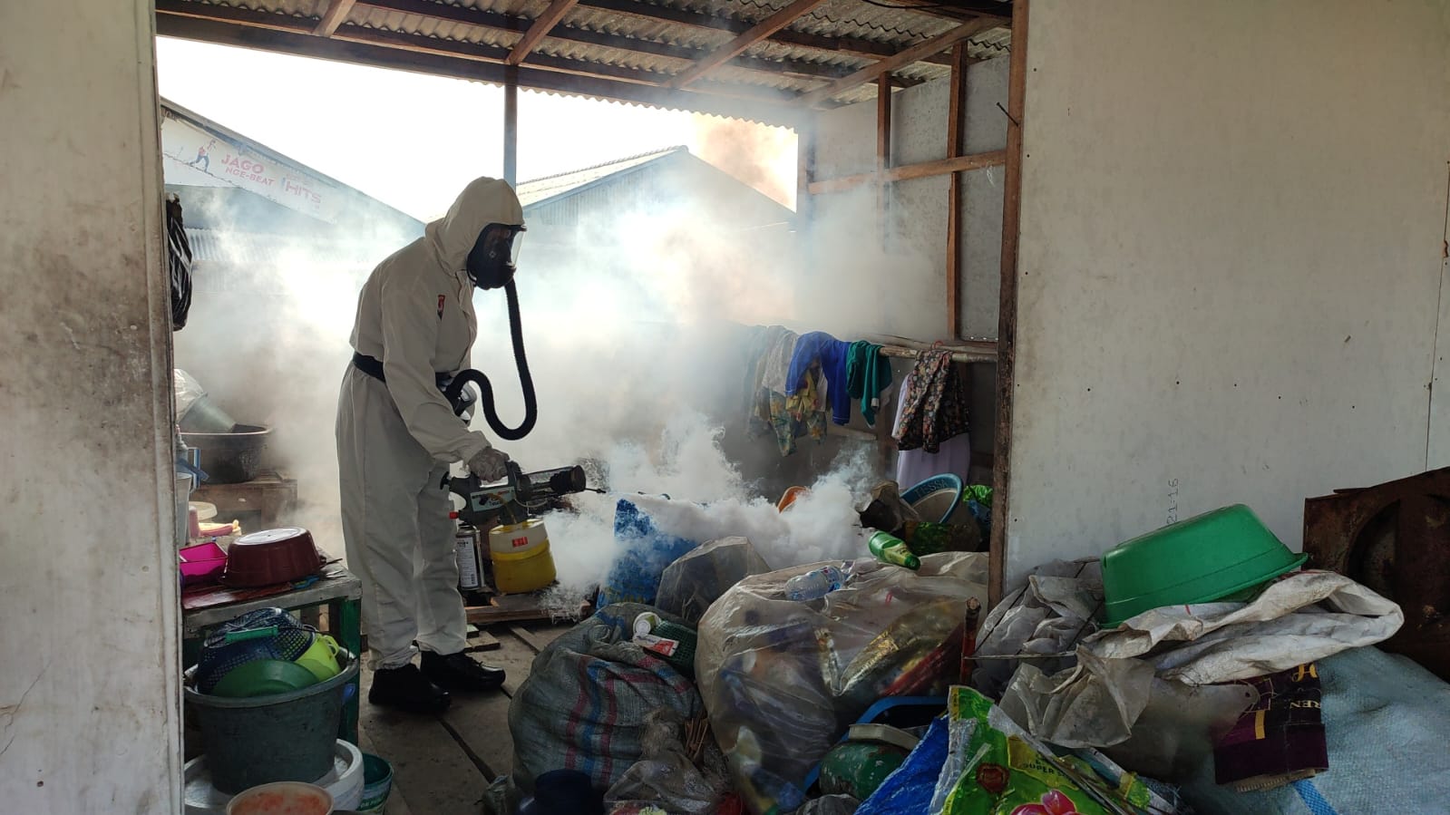 Cegah Penyebaran DBD, Brimob Polda Lampung Gelar Fogging di Bumi Waras