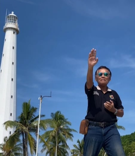 Penyair Pulo Lasman Simanjuntak Baca Puisi di Bawah Mercusuar Tua di Kawasan Destinasi Wisata Pulau Lengkuas, Belitung