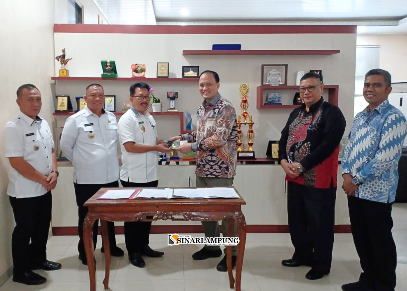 Optimalisasi Asset Recovery, KPK Hibahkan Kendaraan Dinas kepada Pemkab Lampung Selatan