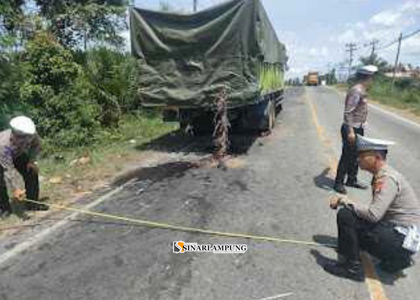 Avanza Hantam Fuso Rusak Parkir Di Jalan Gelap, Tiga Orang Meninggal Dunia