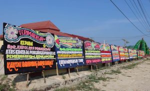 Banjir karangan bunga di Polres Pringsewu setelah kedua pelaku ditangkap. 