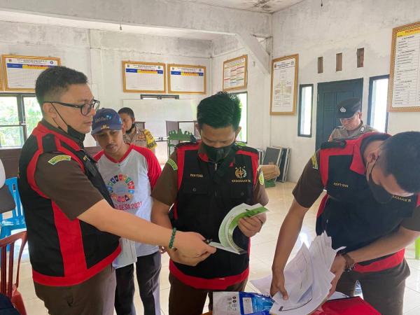 Kasus Korupsi Mantan Pj Kepala Pekon Tanjungsari Fitra Yunistiawan, Cabjari Talang Padang Geledah Kantor Desa