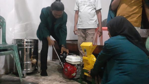 Tim Pengabdian UM Metro Serahkan Teknologi Produksi dan Pemasaran kepada UMKM Desa Sumbergede