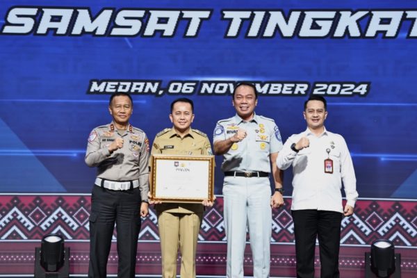 Pj Gubernur Sumut Agus Fatoni Dapat Penghargaan Tim Pembina Samsat Terbaik