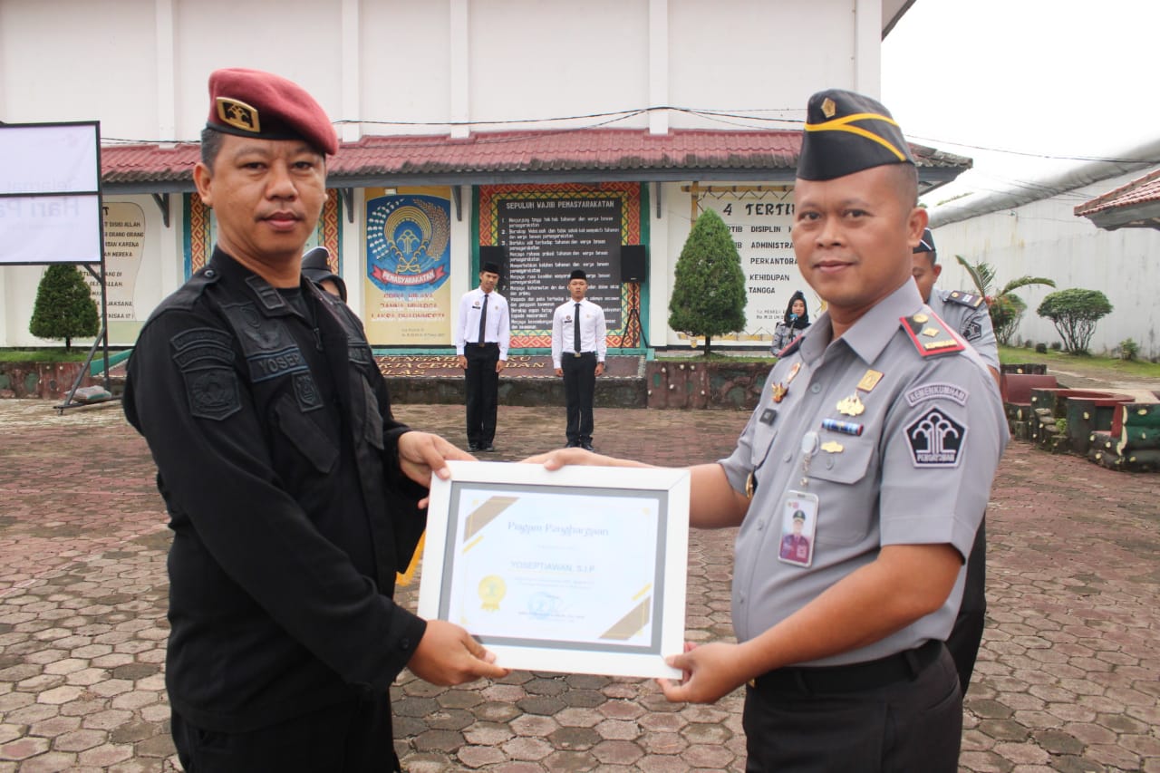 Kalapas Kota Agung Beri Penghargaan Kepada Pegawai Terbaik Triwulan III