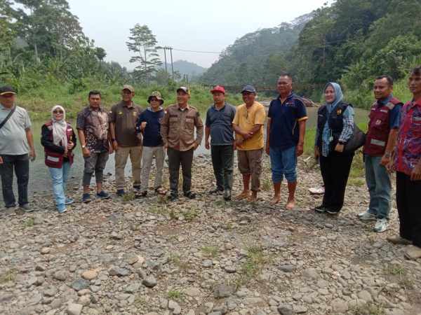 Pj. Bupati Tanggamus dan Kadis BMBK Provinsi Lampung Tinjau Jembatan Gantung Way Umbar dan Sejumlah Pembangunan Jalan di Kecamatan Kelumbayan