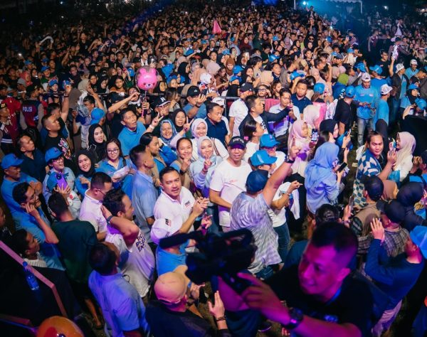 Meski Diguyur Hujan, Warga Tanggamus Tetap Gembira Bersama Mirza-Jihan di Konser Spektakuler