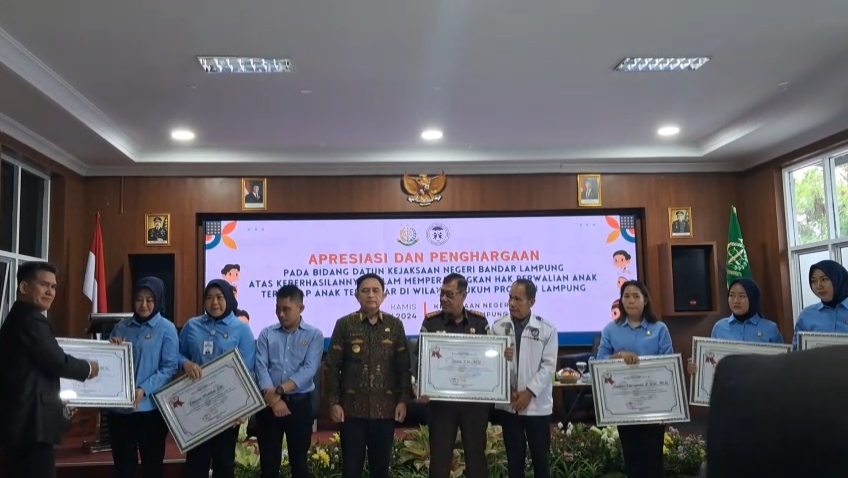 Perjuangkan Perwalian Anak, Kejari Bandar Lampung Diganjar Komnas PA Lampung Penghargaan