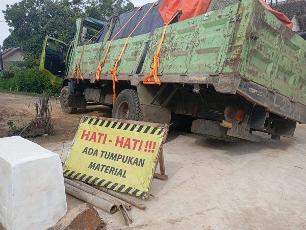 Baru Rampung Dibangun, Gorong-Gorong di Karang Pucung Amblas Dilalui Truk, Warga Sebut Proyek Gagal