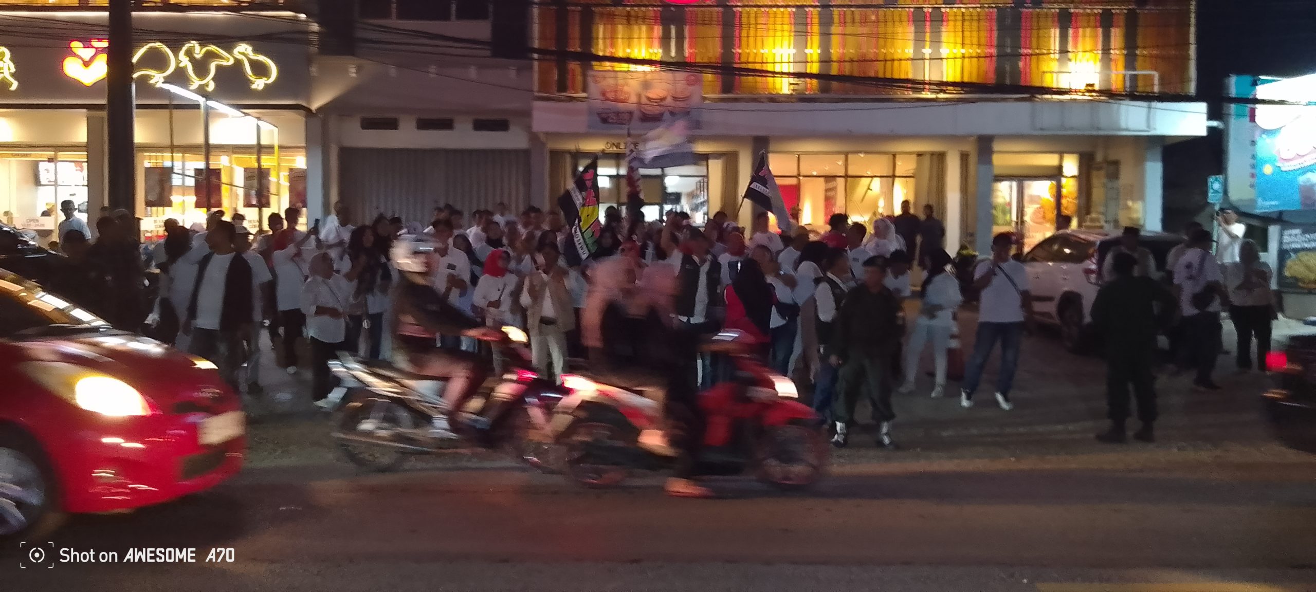 Masa Pendukung Fauzi – Laras Antusia Nyanyikan Yel-yel di Luar Gedung Selama DebatÂ