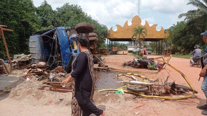 Truk Tangki Tetes Tebu Seruduk 21 Motor di Tulang Bawang Satu Orang Tewas