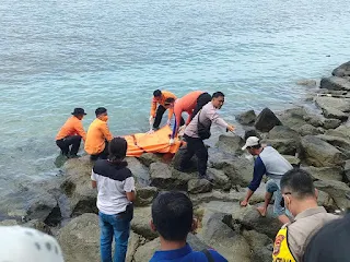 Mayat Pria Berkemeja Ditemukan Mengapung di Pantai Canti Lamsel, Berikut Ciri-Cirinya