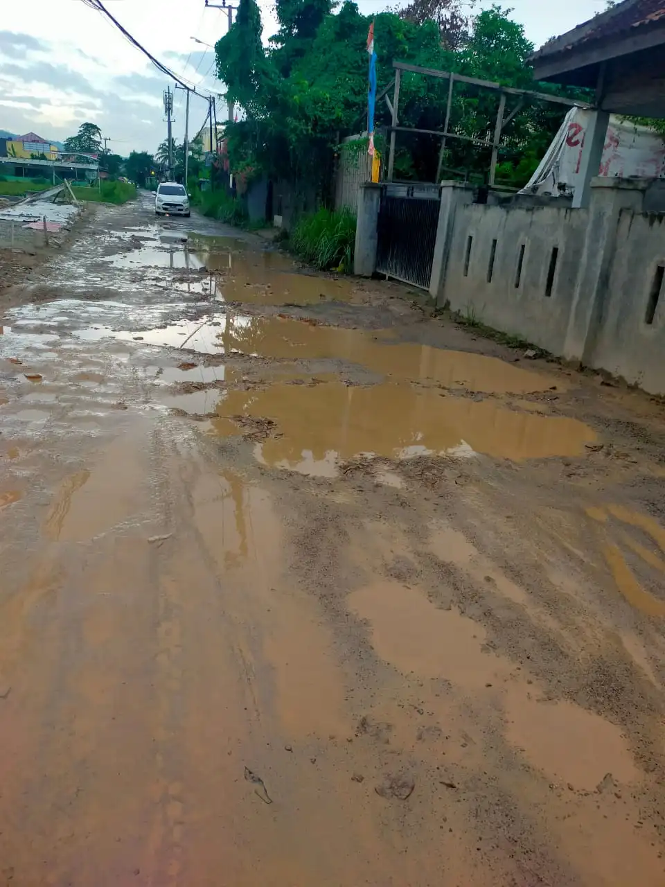Warga Keluhkan Jalan Berkubang Tak Jauh Dari Kantor PU Kota Bandar Lampung