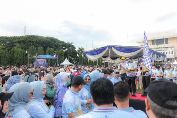 Pj Gubernur Samsudin Lepas Jalan Sehat yang Diikuti ASN di Lingkungan Pemprov Lampung dalam Rangka Memperingati HUT Korpri ke-53
