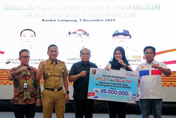 Samsudin Serahkan Tali Asih untuk Atlet, Pelatih dan Official yang Berhasil Meraih Juara Umum dalam Kejuaraan IOMBF Piala Bergilir Kemenpora