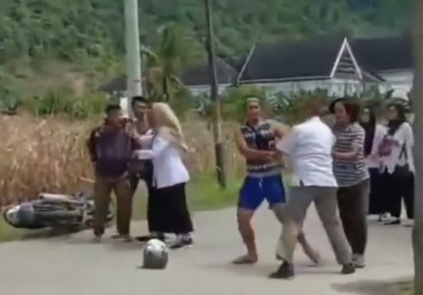 Camat di Mamuju Duel Dengan Satpol PP di Tengah Jalan