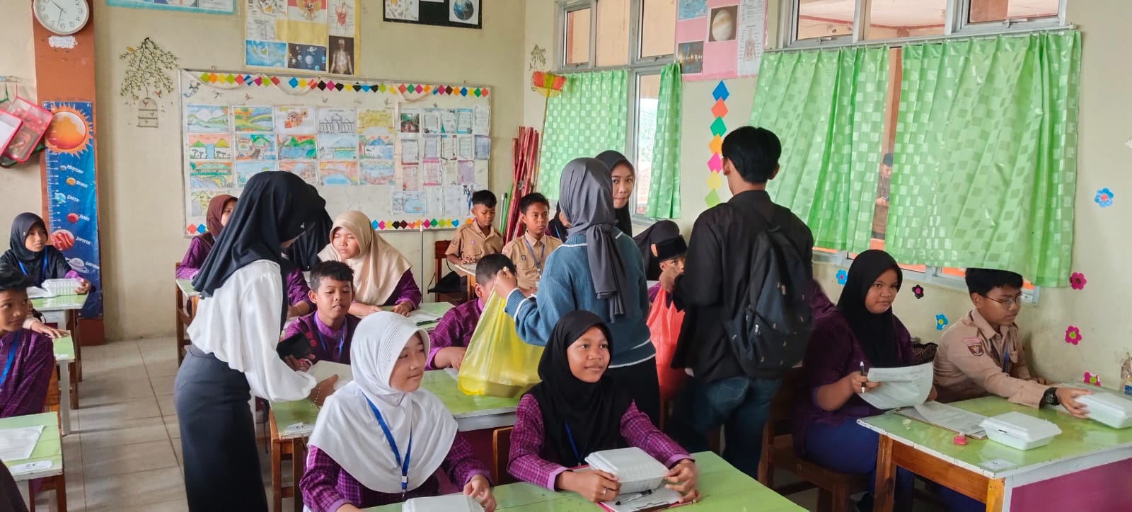Jum’at Barokah STEBI Tanggamus Bagi-bagi Nasi Bungkus