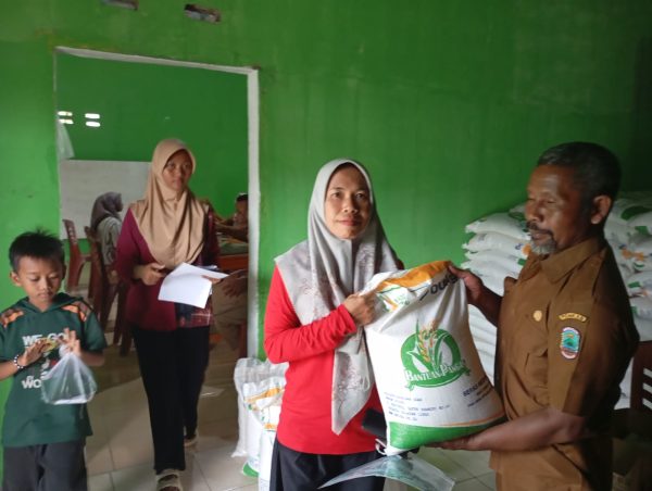 Pemerintah Salurkan 7,05 Ton Beras untuk Warga Desa Neglasari