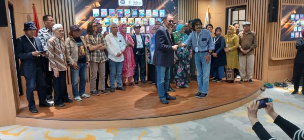 Denny JA Membuka Festival Puisi Esai: Penting Memadukan Isu Sosial dan Puisi