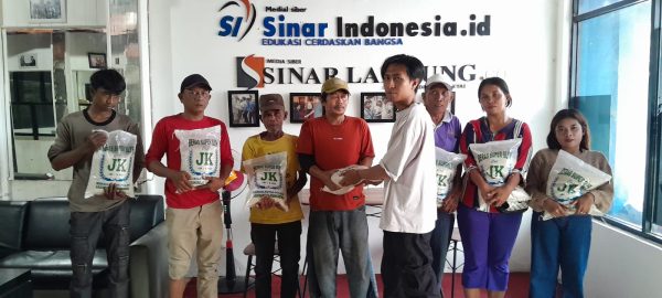 Rayakan HUT Ke-8 Media Sinarlampung.co Salurkan Bantuan Sembako