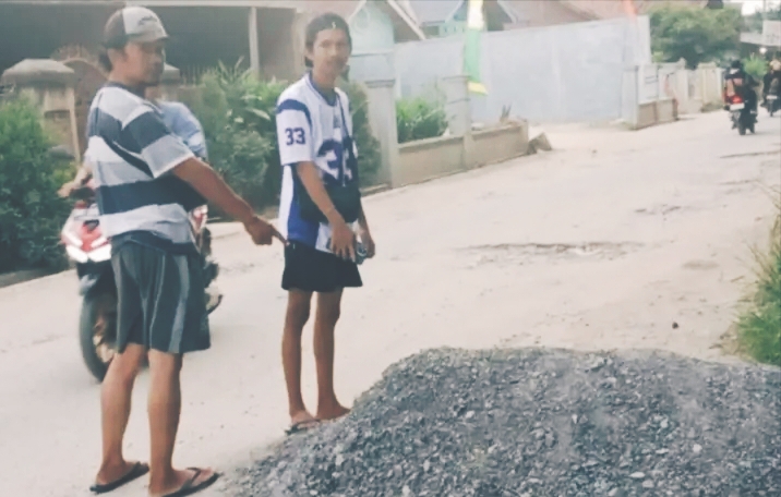 Bupati Kalah Pilkada Perbaikan Jalan di Desa Jati Mulyo Lampung Selatan Distop Material Batu Dibiarkan Bertumpuk dan Berserakan