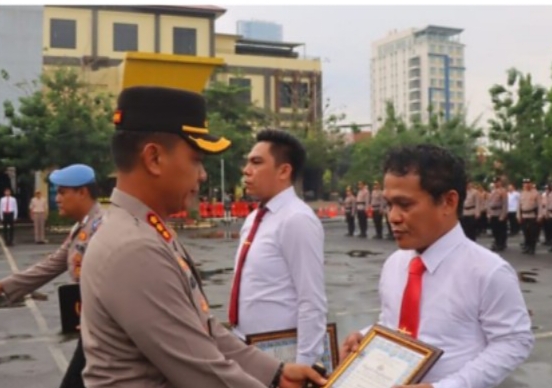 Kapolresta Bandar Lampung Reward Anggotanya yang Tangkap Buronan Pencurian Mobil Saat Ulang Tahun