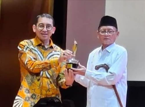 Penyair Zawawi Imron Terima Anugerah Sastrawan Adiluhung dari Fadli Zon