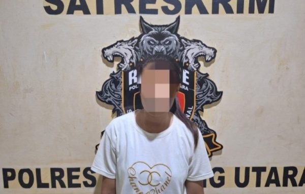 Wanita ini Menyerahkan Diri ke Polisi Usai Viral Keroyok Selingkuhan Suami