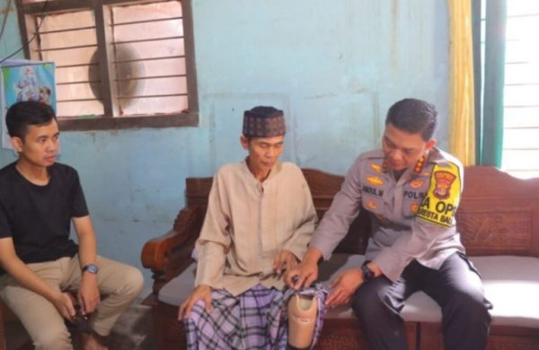 Kapolresta Abdul Waras Beri Tali Asih Driver Ojol Difabel yang Nyaris Dibegal Penumpang