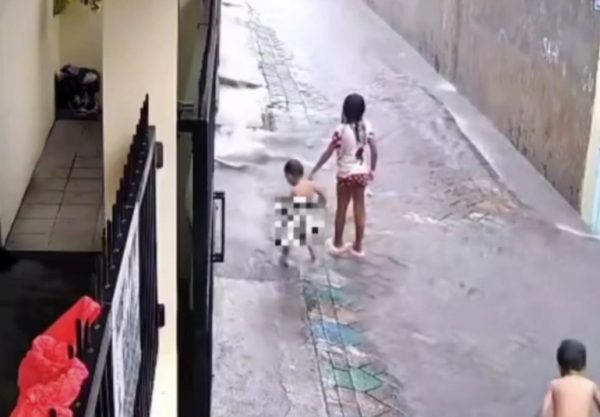 Detik-detik Balita 3,5 Tahun di Surabaya Masuk ke Selokan Pas Main Hujan