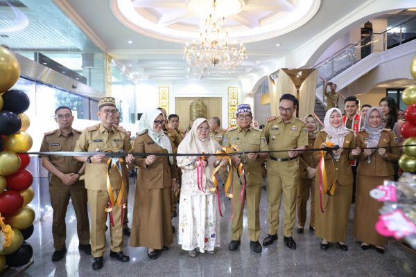 Pj Gubernur Samsudin dan IMaidawati Luncurkan Pojok Galeri UMKM di Kantor Gubernur Lampung, Siap Promosikan Produk UMKM dan Wastra Lampung