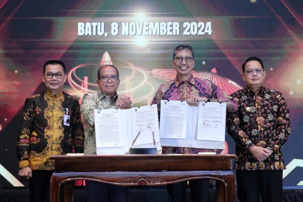 Pj Gubernur Samsudin Tandatangani Perjanjian Pemegang Saham antara Pemerintah Provinsi Lampung dengan PT. Bank Jatim di Kota Batu, Jawa Timur