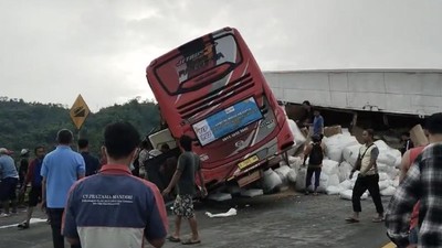 Bus Tirto Agung Wisata Rombongan Pelajar SMP Asal Bogor Diseruduk Truk Kontainer di Jalan Tol Empat Tewas