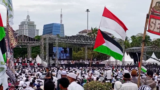 Reuni 212 Ribuan Massa Salat Subuh Berjamaah di Monas, Ini Pesan Rizieq Shihab