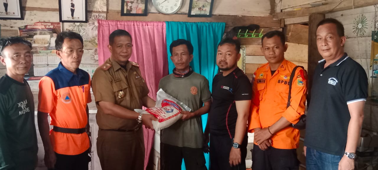 BPBD Tanggamus dan DPRD Serahkan Bantuan Logistik untuk Tim Penghalau Gajah Liar