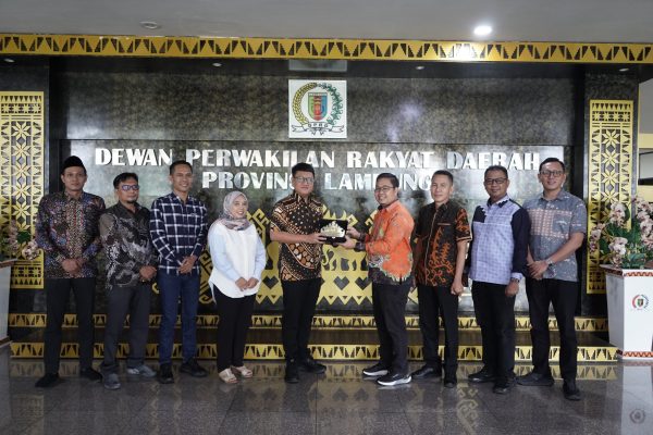 KPU Serahkan SK Penetapan Gubernur dan Wakil Gubernur Lampung 2025-2030 ke DPRD