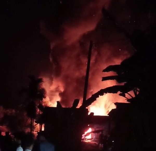 Gudang BBM Ilegal Terbakar Hebat di Penawar Rejo Tulang Bawang, Ledakan Terdengar Puluhan Kali