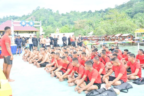 Prajurit “AJABRA” Renang Bersama Perwira Brigif 4 Mar/BS