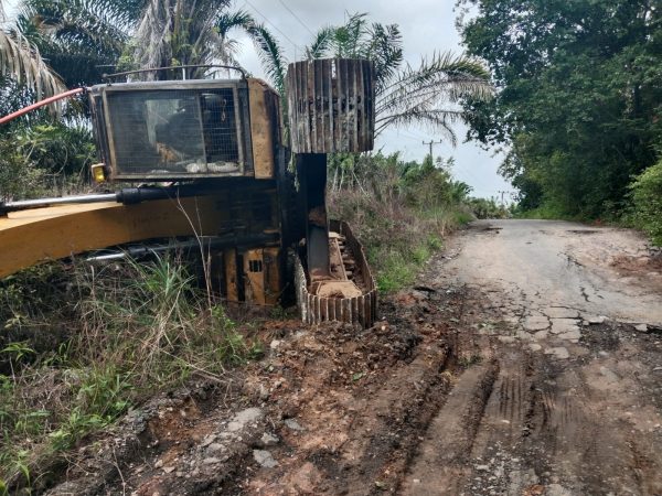 Jalan Menuju Kampung Raja Giham Rusak Parah, Warga Minta Pertanggungjawaban PT Modern