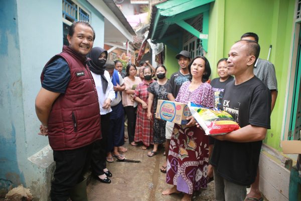 Peduli Korban Banjir, Direktur Narkoba Polda Lampung Bagikan Sembako