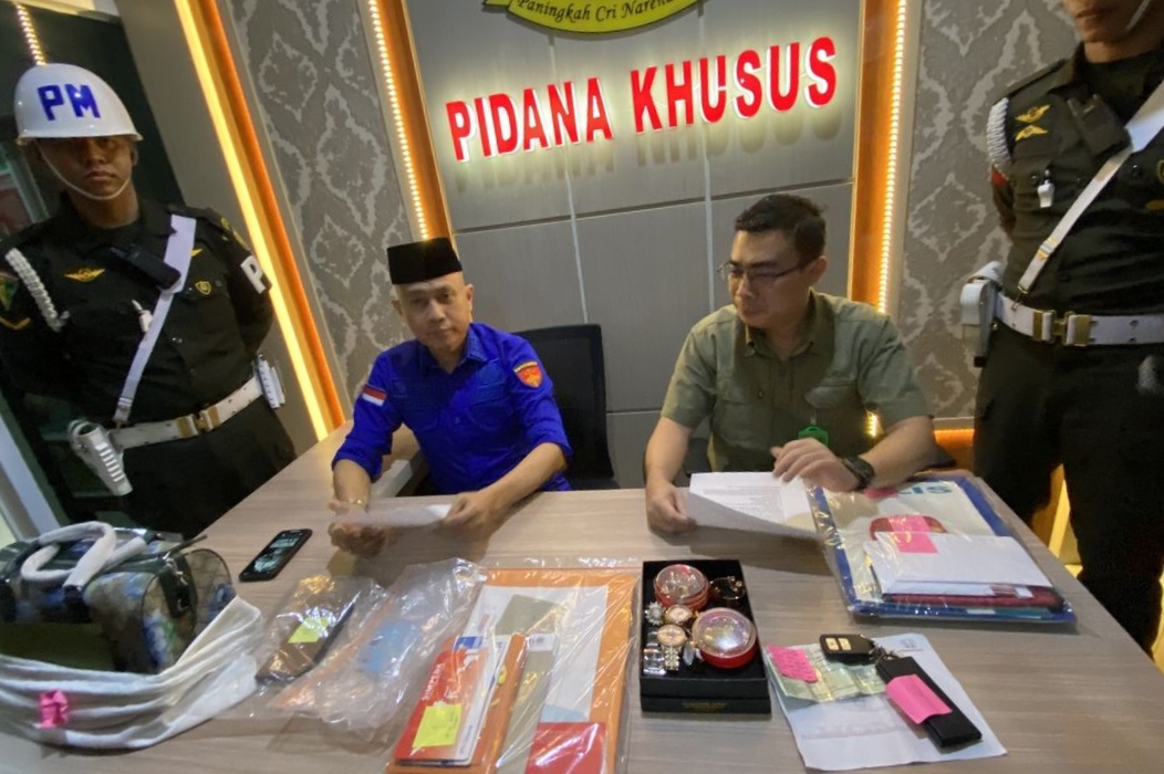 Kejati Geledah Kantor PUPR dan Rumah Dinas Dawam Raharjo Terkait Dugaan Korupsi Proyek Gerbang Rumah Dinas Rp6,9 Miliar