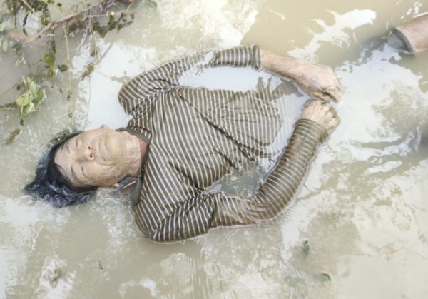 Mayat Pria Bertato Jangkar Ditemukan Mengambang di Kali Cinta Gading Rejo