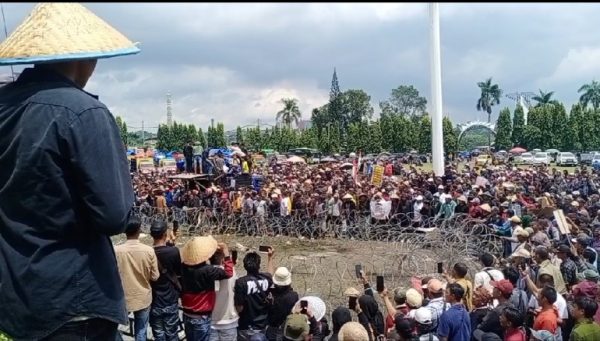 Demo Ribuan Petani Singkong di Kantor Gubernur Lampung Ricuh, Massa Desak Pj Gubernur Hadir