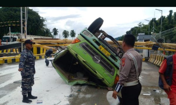 Rem Blong, Truk Sagu Terguling di Area Pelabuhan Bakauheni