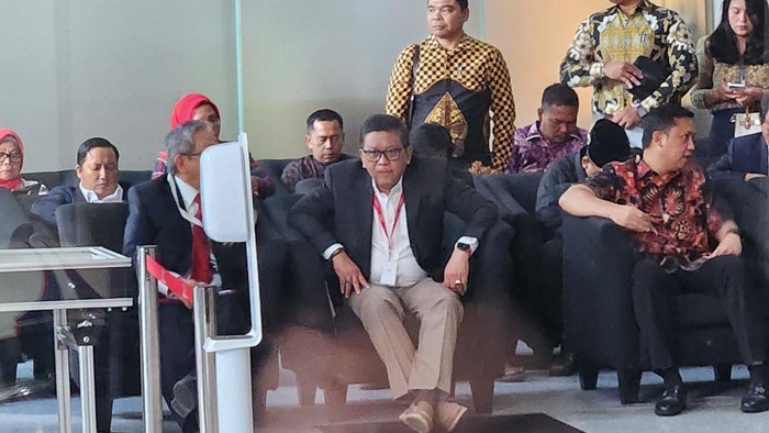 Diperiksa Sebagai Tersangka di KPK Hasto Datang Semangat Pulang Irit Bicara