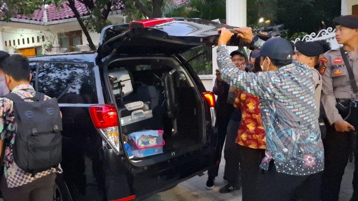 Geledah Rumah Hasto, KPK Temukan Flashdisk dan Buku