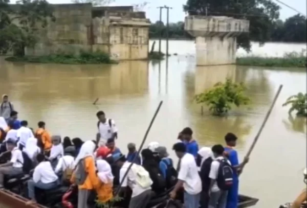 Viral Ratusan Pelajar SMA Desa Kali Pasir Antri Naik Perahu Getek Untuk Ke Sekolah, Penyebab Pembangunan Jembatan Sudah Dua Tahun Mangkrak dan Ambruk?
